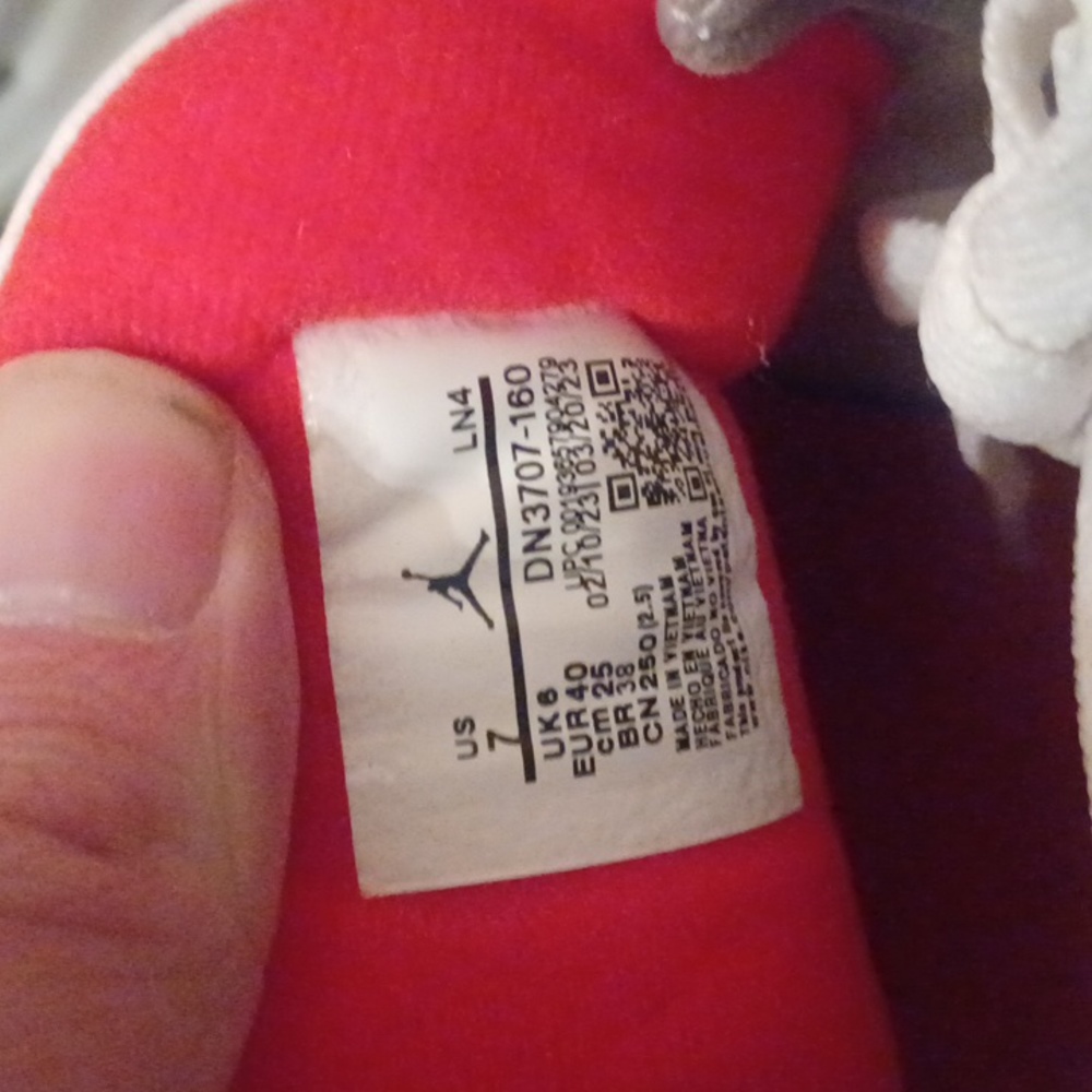Jordan 3s - Picture 6 of 8